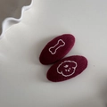 Détail de barrettes tricotées bordeaux avec broderie blanche d'os et de chiot mignon - Pince Ovale Broderie Chien Os / Bordeaux