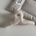 Detailopname van een beige pluche haarklem met zacht imitatiebont en subtiele glinstering - Grote Hanger (Kruisdraai) / Broken Wit