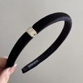 Detalle de diadema de terciopelo negro con pedrería brillante y etiqueta de hecho a mano - Negro