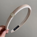 Detalle de diadema de satén rosa con adorno de diamantes de imitación y etiqueta hecha a mano - Albaricoque Beige