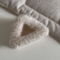 Detailansicht der weißen Plüsch-Haarklammer mit weicher Wolltextur und silbernen Glitzerfäden - Kleines Dreieck / Gebrochenes Weiß