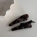 Détail de pinces à cheveux léopard avec perle marbrée et nœud en cuir élégant - Pince BB Triangle Léopard Café Foncé