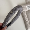 Detalle de diadema tejida gris con lentejuelas plateadas y adorno metálico en forma de corazón - Versión Estrecha (Ancho 2.4cm) / Gris claro