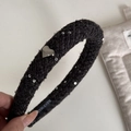 Détail d'un serre-tête en tweed noir avec paillettes argentées et breloque cœur - Version Étroite (Largeur 2.4cm) / Noir