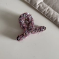 Dettaglio di una grande pinza per capelli in maglia viola con paillettes per l'inverno - Rosa Tweed Paillettes-Incrociato