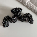 Dettaglio della molletta per capelli ondulata con tessuto tweed nero e paillettes colorate - Nero Tweed Paillettes-Forma M