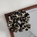 Primer plano de un coletero con estampado de leopardo en tela de gasa sobre un espejo - Leopardo Verde