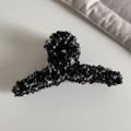 Dettaglio macro della molletta in tweed nero con fili colorati e paillettes brillanti - Nero Tweed Paillettes-Gruccia