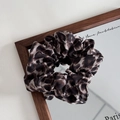 Detalle de coletero vintage francés con estampado de leopardo en satén suave y brillante - Leopardo Caqui