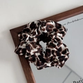 Detalle del coletero con estampado de leopardo en tela de gasa y textura plisada - Leopardo Marrón Rojo