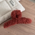 Dettaglio di un grande fermaglio per capelli in peluche rosso mattone con texture lana - Morbida Lana d Agnello / Rosso