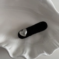 Dettaglio di un fermaglio per capelli in velluto nero con decorazione a cuore argento - Cuore d'Argento Martellato Clip a Becco d'Anatra Corta Nera