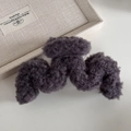 Nahaufnahme der anthrazitgrauen flauschigen Plüsch Haarklammer für sanftes Winter Styling - Dunkelbraun