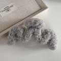 Dettaglio del fermaglio per capelli ondulato in peluche grigio con morbida pelliccia - Grigio chiaro