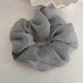 Détail macro du chouchou en organza à pois avec texture de tissu multicouche - Blanc