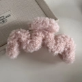 Dettaglio della pinza per capelli in lana d'agnello rosa con una morbida trama di peluche - Rosa