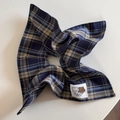 Détail d'un chouchou à carreaux bleu marine avec une étiquette en tissu d'ours - Chouchou Foulard Carré / Bleu
