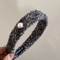 Dettaglio del cerchietto in tweed con perle quadrate bianche ed etichetta fatta a mano - Perla Stile Largo / Grigio