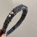 Dettaglio cerchietto in tweed con perla bianca, ciondolo argento ed etichetta a mano - Perla Stile Stretto / Grigio