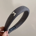 Dettaglio dell'etichetta fatta a mano e fiocco argento sulla fascia in tessuto grigio - Fiocco Argento Stile Largo / Grigio