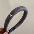 Dettaglio del cerchietto in tessuto grigio a spina di pesce con fiocco argento - Fiocco Argento Stile Stretto / Grigio