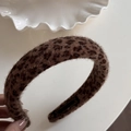 Detailopname van pluche haarband met luipaardprint, imitatiebont en antislipvoering - Luipaardprint Brede Hoofdband