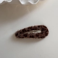 Macro-opname van pluizige BB-haarklem met luipaardprint en zachte pluche textuur voor winter - Luipaardprint Druppelvormige Clip