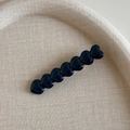 Détail de la pince à cheveux en acétate bleu marine avec sept cœurs 3D sur tissu beige - Pince 7 Cœurs - Bleu Marine