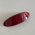 Dettaglio del fermaglio ovale francese rosso scuro con finitura lucida e scritte - Clip a Coda Ovale - Rosso