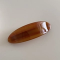 Dettaglio del fermaglio in acetato tartarugato con superficie ovale lucida e marrone - Clip a Coda Ovale - Caffè Chiaro