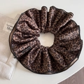 Dettaglio di un elastico gigante in velluto leopardato con etichetta Blind For Love - Stile a Doppio Strato (FQ881222) / Velluto Leopardato - Elastico a Doppio Strato
