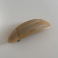 Dettaglio del fermaglio per capelli in acetato marmorizzato con molla in metallo - Clip a Coda Ovale - Beige