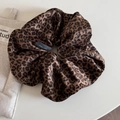 Dettaglio dell'elastico per capelli leopardato in raso con etichetta in poliestere - Stile Elastico Grande (FQ881222) / Velluto Leopardato - Elastico Grande