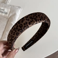Dettaglio del cerchietto spesso in velluto leopardato con etichetta fatta a mano - Stile Largo 3cm (FQ881222) / Velluto Leopardato - Fascia Larga 3cm
