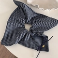 Detailansicht Haargummi Navy-Karo mit schwarzer Schleife und Goldanhänger Gravur - Marineblau Gingham Haargummi