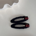 Dettaglio di fermagli per capelli in peluche nero con decorazioni a ciliegia rossa - Paio di Fermagli Ciliegia Traforati Blu Marino