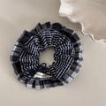 Dettaglio di un elastico a scacchi con bordi pieghettati e fiocco decorativo a mano - Elastico Plissettato Blu Marino