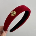 Dettaglio ravvicinato del cerchietto in velluto rosso vintage con rosa in metallo dorato - Versione Larga / Rosso