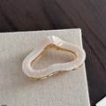 Detail einer Haarklammer aus Acetat in Creme mit goldener Verzierung und Glanz - Wolkenstil (Meerjungfrau Perlweiß)