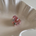Detail of pink acetate heart hair claw with marble texture and handmade engraving - Pink Marble Pattern