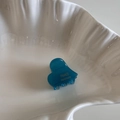 Détail d'une pince à cheveux cœur bleue sur un plateau coquillage avec lettrage doré - Sarcelle Foncé