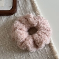 Texture détaillée d'un chouchou en peluche rose douce pour cheveux, style automne hiver - Rose