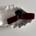 Barrette à cheveux avec nœud en velours bordeaux et strass gris sur un plateau blanc - Pince Crabe (FJ891330) / Bordeaux