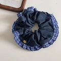 Λεπτομέρεια από μπλε καρό λαστιχάκι με υφή denim και χρυσό μεταλλικό έμβλημα - Ναυτικό Μπλε - Μονόχρωμο Ναυτικό Λαστιχάκι