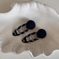Dettaglio di fermagli in tessuto blu scuro con scritte life bianche su vassoio - Dark Blue Alphabet - Ball Bb