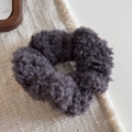 Detalle del coletero de felpa gris oscuro con textura de lana de cordero suave para peinado de invierno - gris oscuro