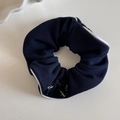 Détail du chouchou côtelé bleu marine avec liseré blanc et étiquette élégance - Inscription Bleu Marine Avec Bordure Blanche