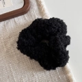 Détail du chouchou en peluche noire avec une texture douce en faux mouton bouclé - Noir