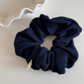 Détail du chouchou bleu marine en maille côtelée avec une texture de tissu doux - Lettrage Bleu Marine - Cercle De Couleur Unie