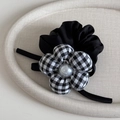 Dettaglio molletta per capelli a fiori a scacchi bianchi e neri con perla grigia e nastri - Fiore a Quadri Bianco e Nero - Elastico